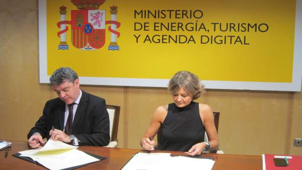Nadal y Tejerina firman un convenio para fomentar el ecoturismo Nadal y Tejerina firman un convenio para fomentar el ecoturismo