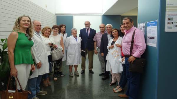 Domínguez junto con el equipo de Buñuel Domínguez junto con el equipo de Buñuel