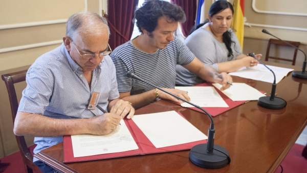 La firma del convenio entre el Ayuntamiento y Calor en la Noche La firma del convenio entre el Ayuntamiento y Calor en la Noche