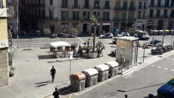 La calle Pelai de Barcelona, acordonada por la presencia de una maleta sospechosa. La calle Pelai de Barcelona, acordonada por la presencia de una maleta sospechosa.