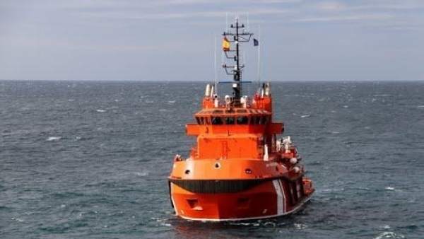 Efectivos de Salvamento Marítimo rescatan a 31 inmigrantes de una patera Efectivos de Salvamento Marítimo rescatan a 31 inmigrantes de una patera
