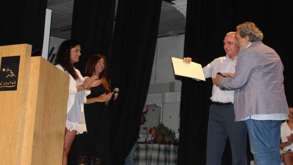 José Chamizo recibe un reconocimiento en Casares José Chamizo recibe un reconocimiento en Casares