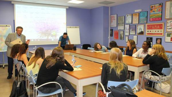L'AVL i l'IRL impulsen una estada lingüística d'estiu a València amb estudiants de 15 universitats europees L'AVL i l'IRL impulsen una estada lingüística d'estiu a València amb estudiants de 15 universitats europees