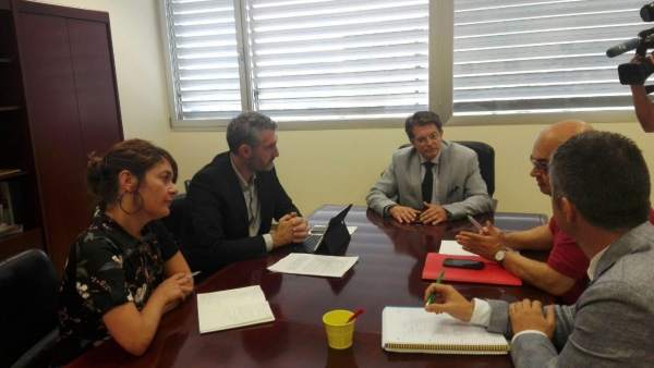 Imagen del encuentro de los responsables de Podemos con el consejero Imagen del encuentro de los responsables de Podemos con el consejero