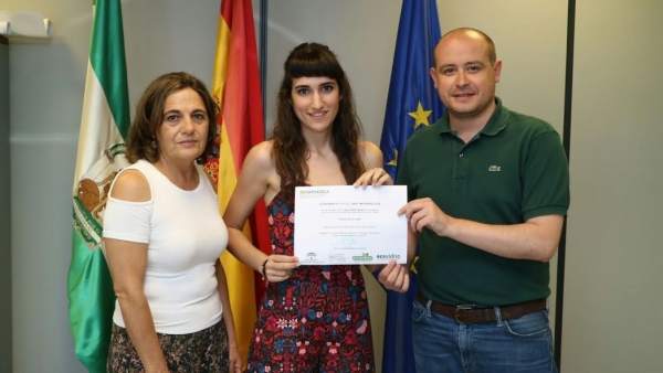 Martínez entrega el premio a Valeria Rubí Martínez entrega el premio a Valeria Rubí