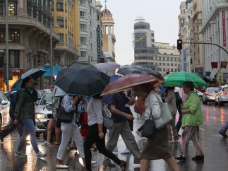 La Gran Vía se llena de paraguas