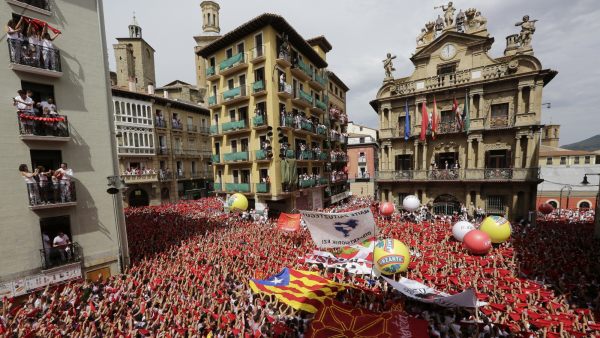 Pañuelos rojos alzados por San Fermín Pañuelos rojos alzados por San Fermín
