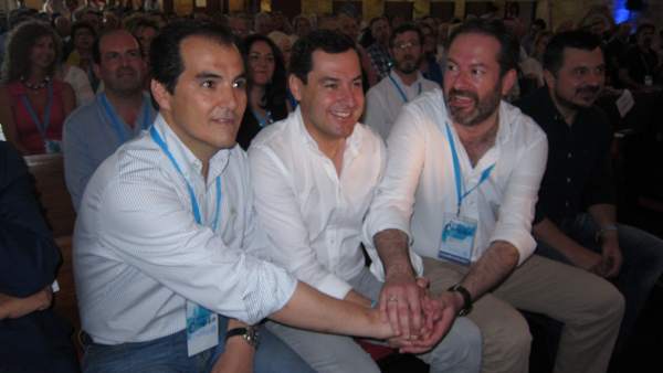 Moreno (centro) entre Nieto y Molina en un acto de su partido Moreno (centro) entre Nieto y Molina en un acto de su partido