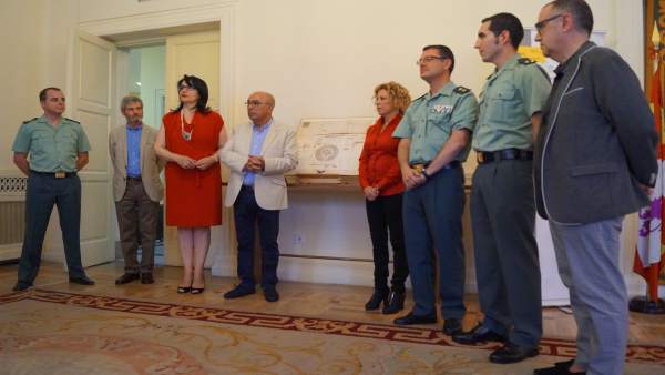 La Guardia Civil Entrega El Documento Expedido Por El Rey Sancho Iv En 1293 Que La Guardia Civil Entrega El Documento Expedido Por El Rey Sancho Iv En 1293 Que