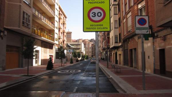 La calle Vélez de Guevara, remodelada La calle Vélez de Guevara, remodelada