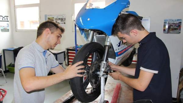 DOS DE LOS MIEMBROS DEL MOTOSTUDENT DOS DE LOS MIEMBROS DEL MOTOSTUDENT