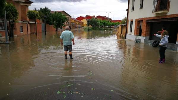 Mojados: Calle inundada de Mojados por la tromba de agua Mojados: Calle inundada de Mojados por la tromba de agua
