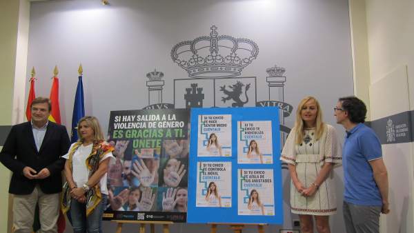 Bretón junto a Fenández, Hervías y Lorenzo con los carteles de la campaña Bretón junto a Fenández, Hervías y Lorenzo con los carteles de la campaña