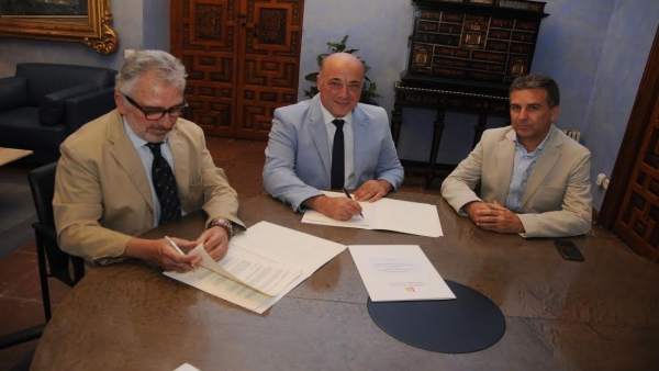 Antonio Ruiz (centro) durante la firma del convenio Antonio Ruiz (centro) durante la firma del convenio