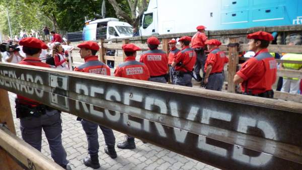 Agentes de la Policía Foral en el recorrido del encierro. Agentes de la Policía Foral en el recorrido del encierro.