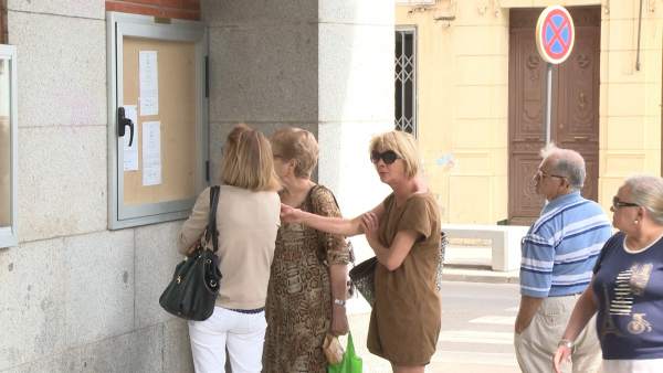 Vecinos de Don Benito leen el horario del funeral Vecinos de Don Benito leen el horario del funeral