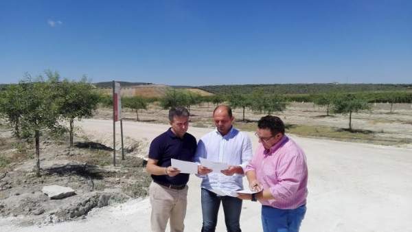 Sánchez (izda.) durante la entrega de las obras Sánchez (izda.) durante la entrega de las obras