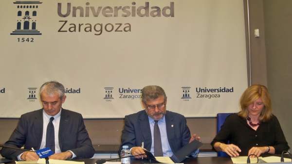 Firma del convenio de colaboración entre las tres instituciones Firma del convenio de colaboración entre las tres instituciones
