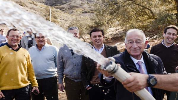 Gabriel Amat, en uno de los últimos sondeos efectuados por la Diputación. Gabriel Amat, en uno de los últimos sondeos efectuados por la Diputación.