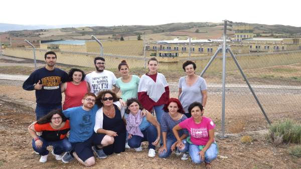 Grupo de voluntarios, con la cárcel de Daroca al fondo Grupo de voluntarios, con la cárcel de Daroca al fondo