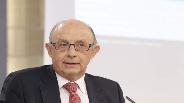 Cristóbal Montoro tras la rueda de prensa del Consejo de Ministros Cristóbal Montoro tras la rueda de prensa del Consejo de Ministros