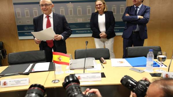 Santamaría y Montoro presiden la reunión del Consejo de Política Fiscal Santamaría y Montoro presiden la reunión del Consejo de Política Fiscal