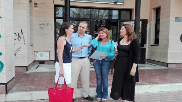 Crespo, junto al resto de parlamentarios por Almería, en el centro de salud Crespo, junto al resto de parlamentarios por Almería, en el centro de salud