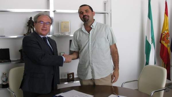 Díaz (izda.) y Quijada, tras la firma del acuerdo Díaz (izda.) y Quijada, tras la firma del acuerdo