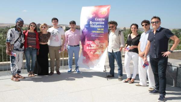 García (centro) con algunos de los artistas García (centro) con algunos de los artistas
