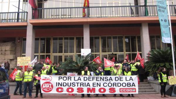 Trabajadores de Cosmos en una concentración ante el Ayuntamiento Trabajadores de Cosmos en una concentración ante el Ayuntamiento