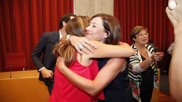 Armengol da la enhorabuena a Susana Mora, nueva presidenta del Consell de Menorc Armengol da la enhorabuena a Susana Mora, nueva presidenta del Consell de Menorc