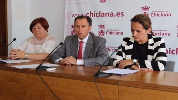 El alcalde de Chiclana y la delegada de Urbanismo responden a los medios. El alcalde de Chiclana y la delegada de Urbanismo responden a los medios.