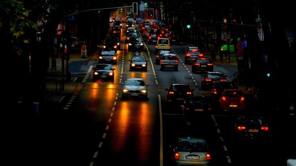 Luces de cruce de los coches Luces de cruce de los coches