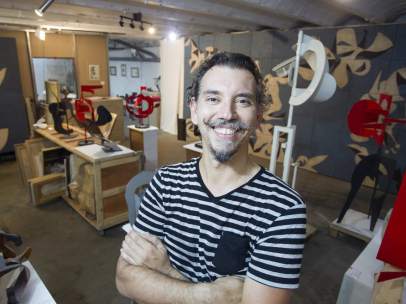 El escultor Pablo Bruera en su taller del Poblenou