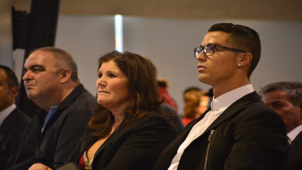 Cristiano Ronaldo junto a su madre Cristiano Ronaldo junto a su madre