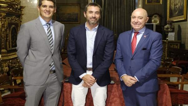 Reunión entre representantes del Ayuntamiento de Sevilla y el Grupo Iberia Reunión entre representantes del Ayuntamiento de Sevilla y el Grupo Iberia