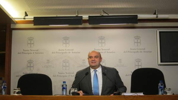 El diputado de Foro Asturias Pedro Leal en rueda de prensa El diputado de Foro Asturias Pedro Leal en rueda de prensa