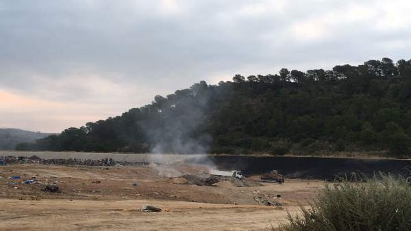 Extinguido el incendio en un vertedero de Pedralba Extinguido el incendio en un vertedero de Pedralba