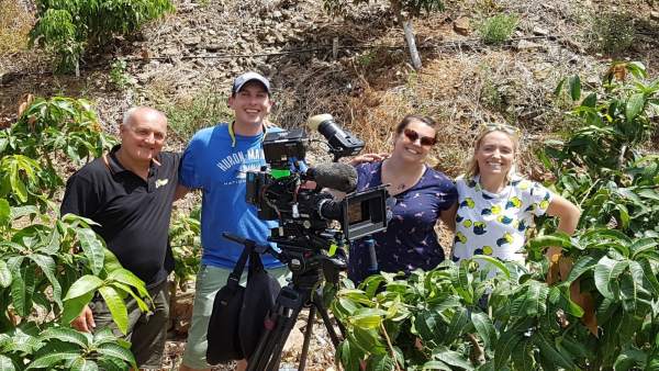 Miembros del Canal 4 británico visitan la finca 'El Pinero' de Almuñécar Miembros del Canal 4 británico visitan la finca 'El Pinero' de Almuñécar