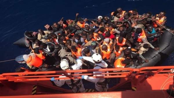 Patera con varios inmigrantes a bordo. Patera con varios inmigrantes a bordo.