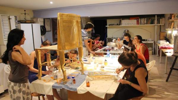 Toques de pan de oro finales al marco de madera del trono de Tutankamón Toques de pan de oro finales al marco de madera del trono de Tutankamón