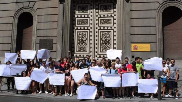 Estudiantes concentrados frente al Ministerio Estudiantes concentrados frente al Ministerio
