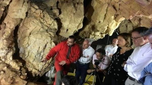 Palencia: Armisén durante una visita a la cueva Palencia: Armisén durante una visita a la cueva