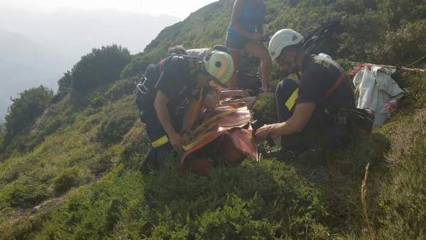 Rescate de una senderista en el Carñón de Peña Sagra Rescate de una senderista en el Carñón de Peña Sagra