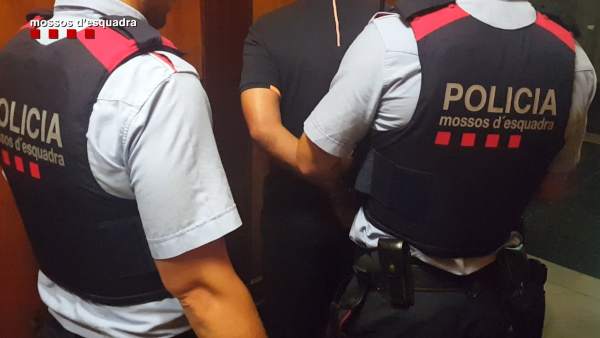 Detenida una banda especializada en robos a turistas en Barcelona. Detenida una banda especializada en robos a turistas en Barcelona.