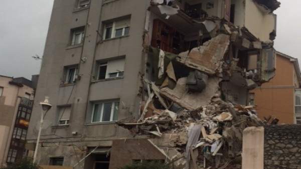 Edificio siniestrado en Santander, por grietas y derrumbe de la fachada Edificio siniestrado en Santander, por grietas y derrumbe de la fachada