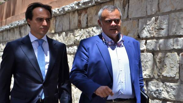 El diputado Álvaro Gijón y su abogado José Ramón Orta tras salir de los Juzgados El diputado Álvaro Gijón y su abogado José Ramón Orta tras salir de los Juzgados