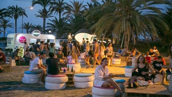 Solmarket triplica la seua oferta i desembarca el dissabte en la platja del Puig amb 30 foodtrucks i 21 concerts Solmarket triplica la seua oferta i desembarca el dissabte en la platja del Puig amb 30 foodtrucks i 21 concerts