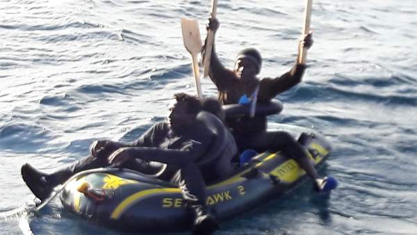 Inmigrantes en una patera en el Estrecho Inmigrantes en una patera en el Estrecho