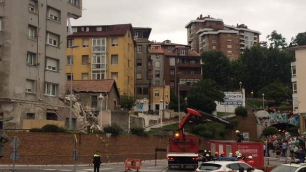 Edificio siniestrado con el local en obras en uno de sus bajos Edificio siniestrado con el local en obras en uno de sus bajos